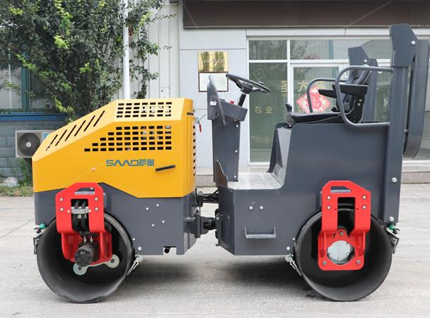小型<font color='red'>壓路機</font>停放時，方向